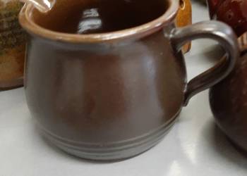 Ceramiczne różności do użytku oraz dekoracji.