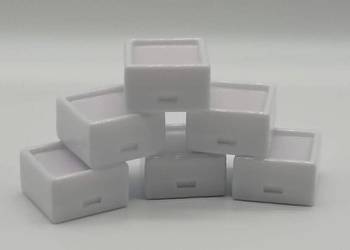 Białe pudełko ekspozytor na kamienie szlachetne