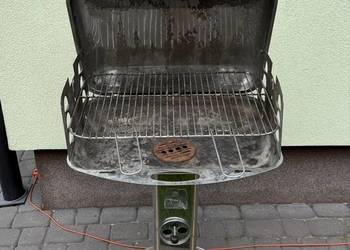 Grill węglowy kolumnowy ze stali nierdzewnej z pokrywą – solidny!