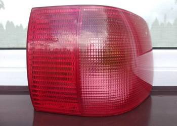 Audi 80 B4 sedan lampa tył tylna prawa w błotnik narożna oryginał Hella