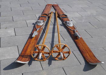 Stare narty jesionowe 138 cm + kijki
