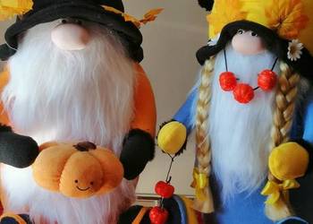 Para skrzatów siedzących jesienno zimowych. Dekoracja świąteczna. Halloween