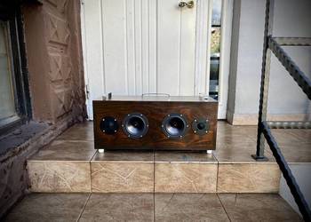 Referencyjny głośnik aktywny w kolorze czekoladowym, o mocy 2x35 Wat