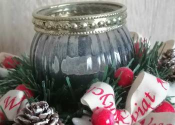 Stroik świąteczny na plastrze drzewa. Dekoracje świąteczne. Ozdoby