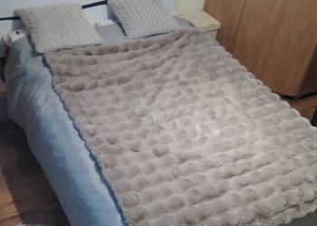 Łóżko sypialniane z podnoszonym stelażem i pojemnikiem