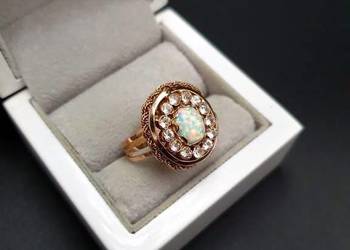 OKAZAŁY  ZŁOTY PIERŚCIONEK ZDOBIONY OPALEM I CYRKONIAMI