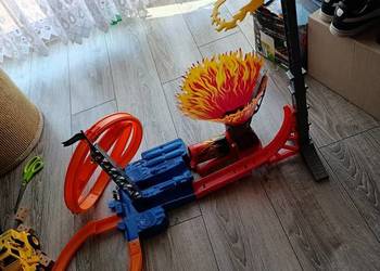 Hot Wheels Sky Jump Tor samochodowy z napędem
