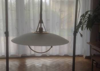 Lampa sufitowa ze szklanym kloszem i regulowaną dług.zwisu.