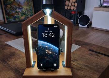 Drewniana Lampka LED z Uchwytą na Telefon i Ładowaniem USB-C