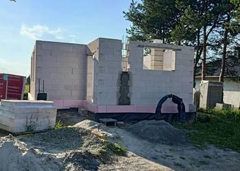 Budowa domu, murarz, system gospodarczy