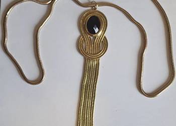 Ciekawy  klasyczny wisiorek na łańcuszku