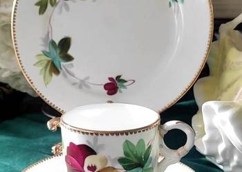 Stare trio z wzorem  bratków w odcieniach fioletu, zieleni i błękitu. Stare trio z wzorem  bratków w odcieniach fioletu, zieleni i błękitu.