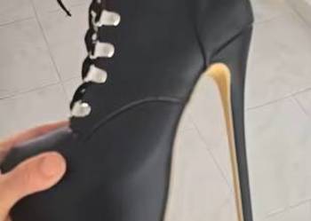 Botki w kolorze czarnym wiązane obcas 16,5 cm