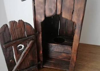 Model wiejskiego wychodka o wysokości 30cm Model wiejskiego wychodka o wysokości 30cm