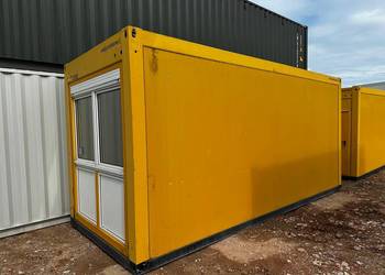 Kontener biurowy na morskiej ramie o wymiarze 2,45 x 6,05 x 2,9 m.