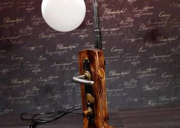 Lampa stołowa z drewna i staroci.