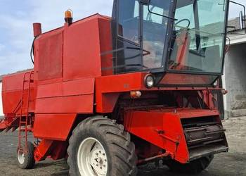 Kombajn Bizon Super z rozdrabniaczem słomy i stołem do rzepaku Class John D
