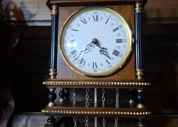 Wiszący zegar jednowagowy