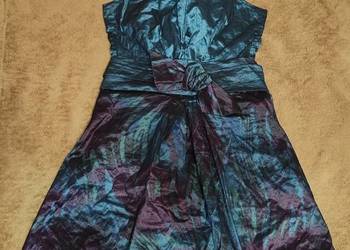 Sukienka typu bombka, z połyskującymi drobinkami metalu.