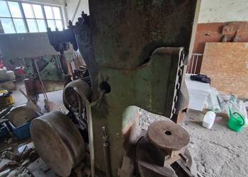 Młot kowalski resorowy