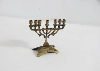 Vintage Menora Mosiężna – Izrael, Motyw Jerozolimy – 12x13 cm