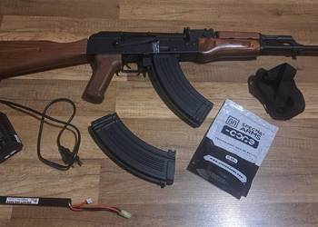Replika AKM BY-023 bateria ładowarka kulki 2 magazynki pasek w zetawie
