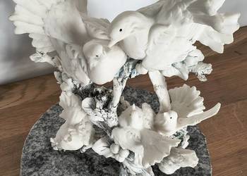 Rzeźba ptaki biały alabaster osadzona na granicie