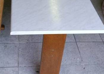 stół z białym blatem