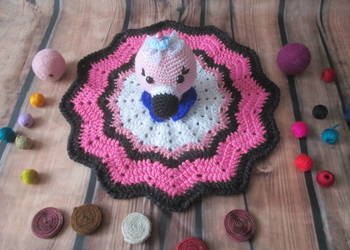 Szydełkowy mały kocyk amigurumi- przytulanka- uspokajacz-Flaming Alicja
