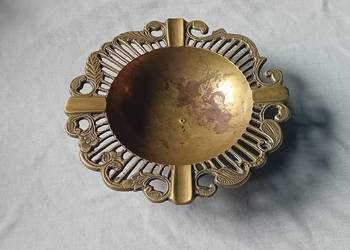 Duża mosiężna popielniczka z ażurowym obrzeżem, z bogatą ornamentyką.