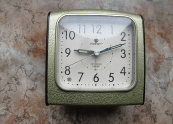 Nowoczesny budzik w klasycznej obudowie PERFECT