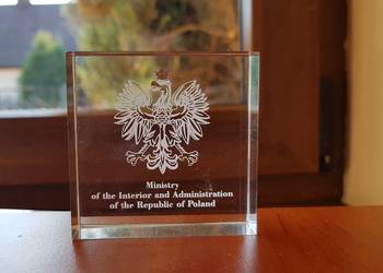 Emblemat z orłem z pleksi w j. angielskim na biurko, MSWiA