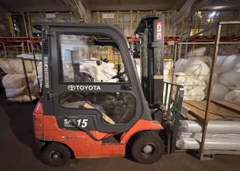 Wózek widłowy Toyota 42-7FGF15 z zamkniętą kabiną.