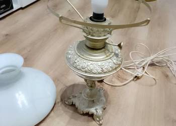 Piękna lampka nocną z szklanym abażurem