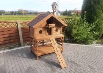 Buda dla kota z balkonem .