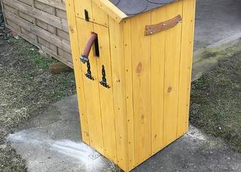 Drewniana zabudowa podwórkowego ujęcia wody, drewno sosnowe.