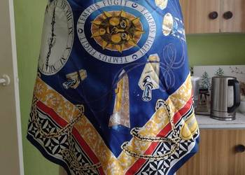 Hiszpańska, ekskluzywna apaszka biznesowa z łańcuchami