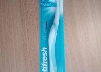 Szczoteczka do zębów średnia twardość Oriflame.