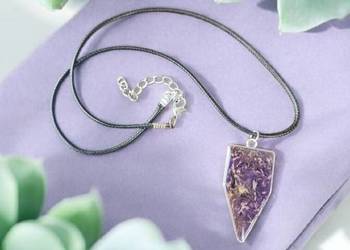 Wisiorek z efektem Galaxy z żywicy na czarnym rzemyku.