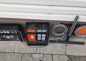 Szyldy stojaki reklamowe led gablota ekspozytory