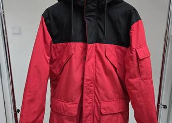 Czarno czerwona kurtka zimowa z kapturem