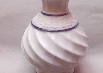 Kenelowany wazonik porcelanowy z biskwitowym wzorem kwiatowym.