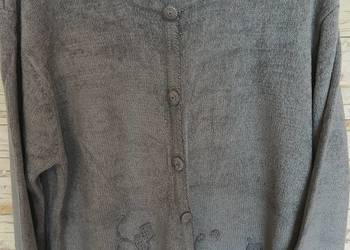 Sweter szary z haftem. Sweter szary z haftem.