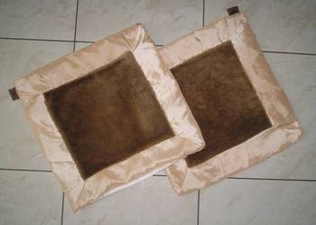 2 beżowe poszewki 45 cm x 45 cm z puszystym kwadratem