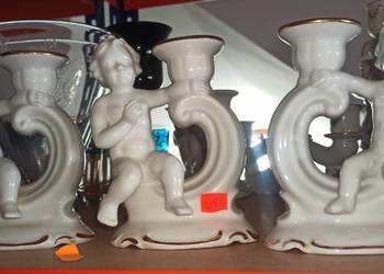 Świecznik z Putto, porcelana.  Bez sygnatury. Świecznik z Putto, porcelana.  Bez sygnatury.