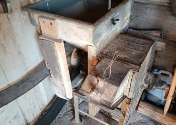 Żarna kamienne do mielenia, młynek.