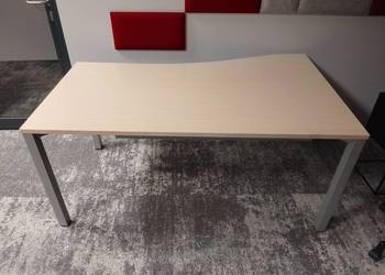 Biurko 160x100 BENE z tunelami na kable Dostępne 22 sztuki