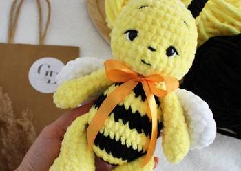 Szydełkowa maskotka pszczółka handmade