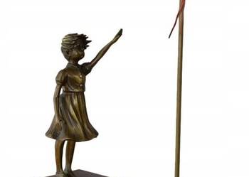 Dziewczyna z Sercem - Styl BANKSY - Nowoczesna Statuetka - Figura z Brązu