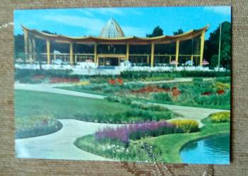 RESTAURACJA W PARKU WE WSCHODNIEJ CZĘŚCI PARYŻA